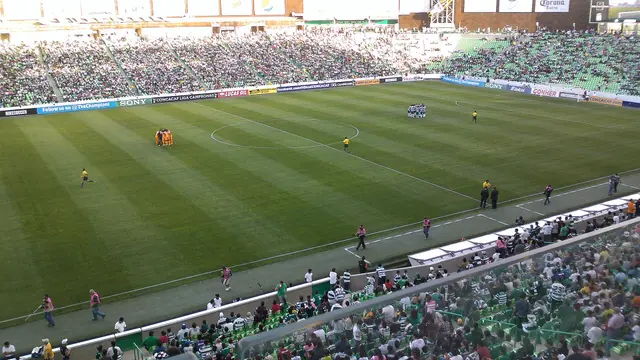 Estadio Corona de Torreón lleno de aficionados de Santos Laguna, con los dos equipos reunidos en la cancha antes de un partido de la Concacaf Liga de Campeones
