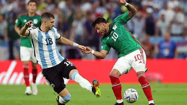 Alexis Vega, con el número 10 de México, disputa el balón con Guido Rodríguez de Argentina en el Mundial de Qatar 2022