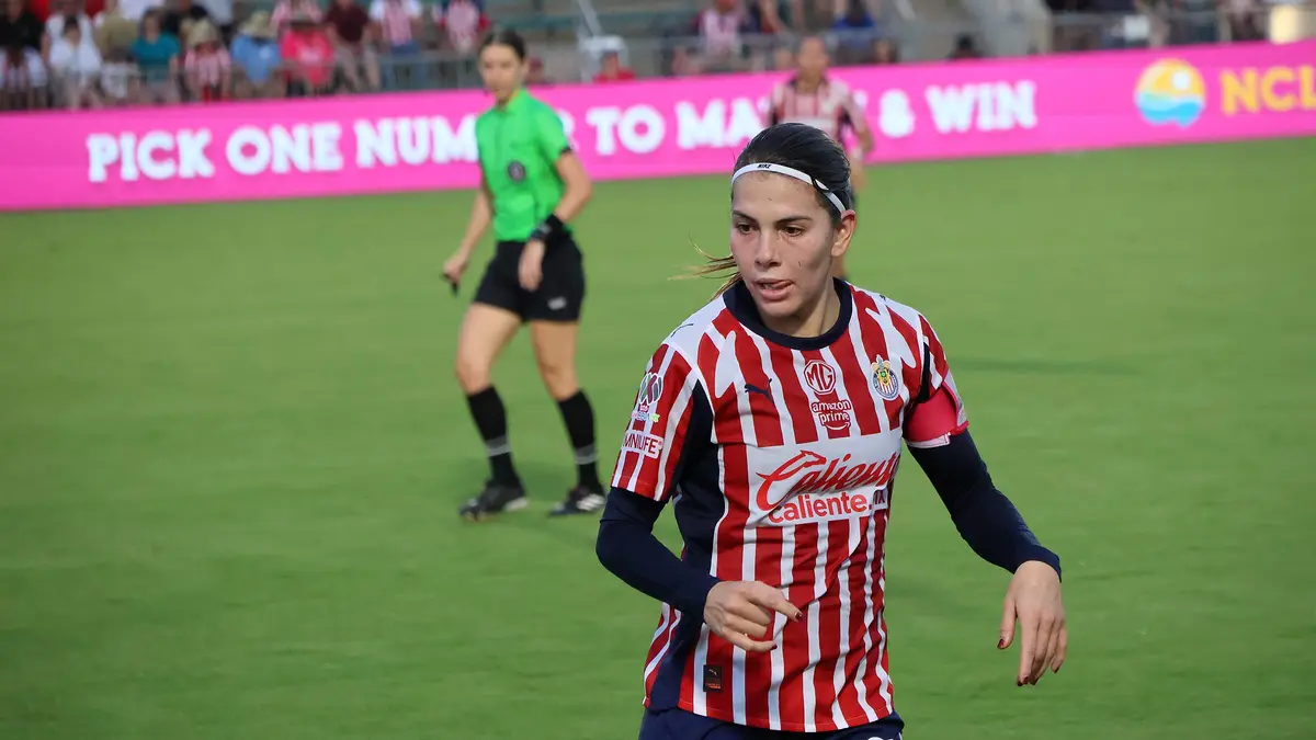 Alicia Cervantes con el uniforme rojiblanco de Chivas durante un partido amistoso ante North Carolina Courage en julio de 2025