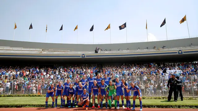 Jugadoras de Cruz Azul Femenil posan juntas en la cancha del Estadio Olímpico Universitario frente a la afición, en un partido de marzo de 2020