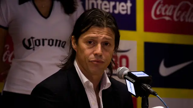 Matías Almeyda sentado frente a un micrófono durante una conferencia de prensa en 2015