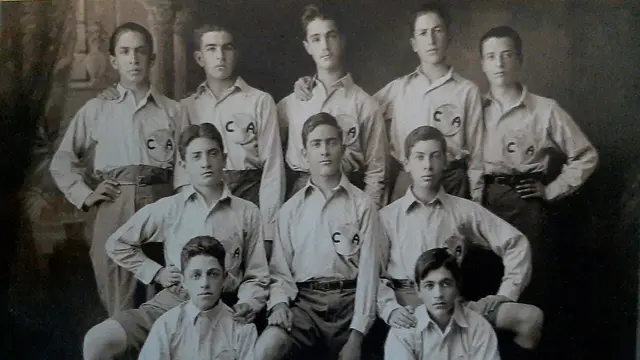 Foto histórica en blanco y negro del primer plantel del Club América en la Liga Mexicana 1917-18, con jóvenes jugadores posando con camisas marcadas con las letras C y A
