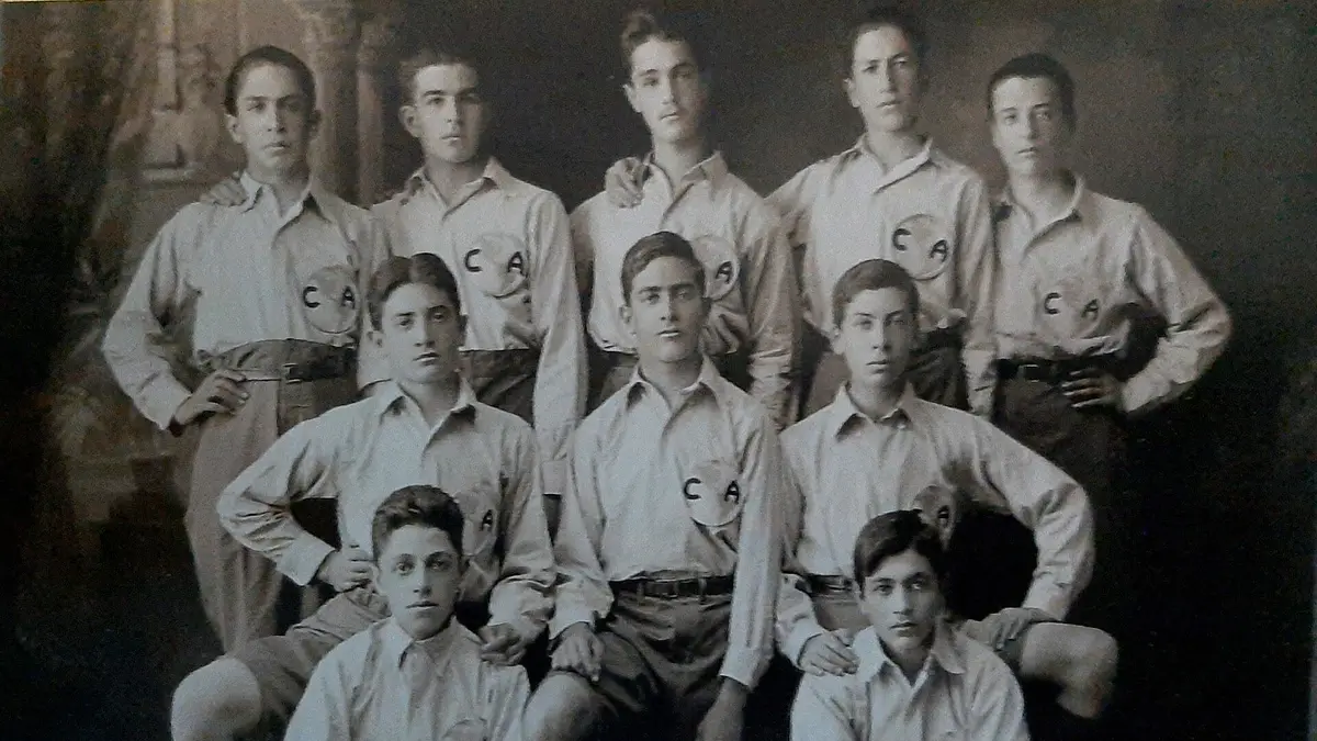 Foto histórica en blanco y negro del primer plantel del Club América en la Liga Mexicana 1917-18, con jóvenes jugadores posando con camisas marcadas con las letras C y A