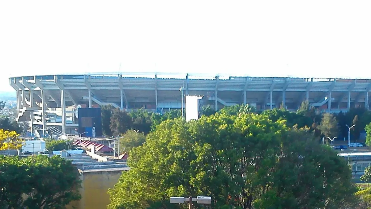 Vista exterior del Estadio Jalisco en Guadalajara rodeado de árboles en un día soleado