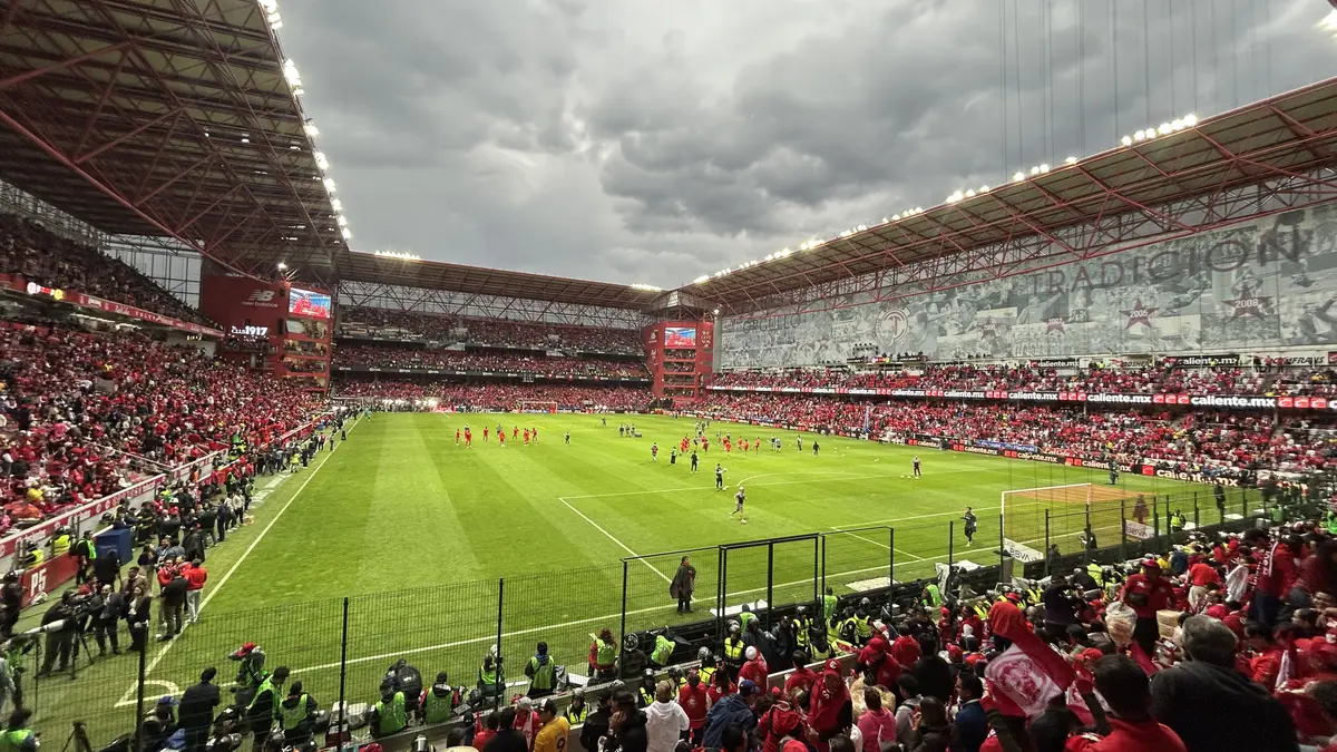Afición del Toluca con playeras rojas llena el Estadio Nemesio Díez durante la final del Clausura 2025
