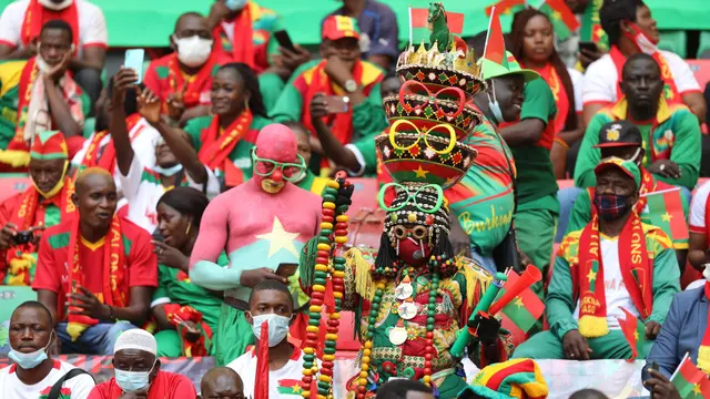 Aficionados de Burkina Faso con banderas, bufandas y un traje tradicional en las gradas durante la Copa Africana de Naciones 2021 en Camerún
