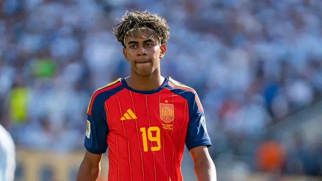 Lamine Yamal con la camiseta roja número 19 de España durante la final del Mundial 2026 ante Argentina