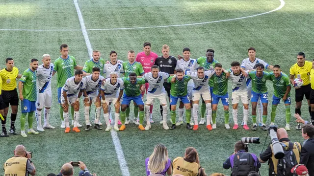 Titulares de Monterrey y Seattle Sounders posan juntos en la cancha antes de su partido de la Leagues Cup 2023 en Seattle
