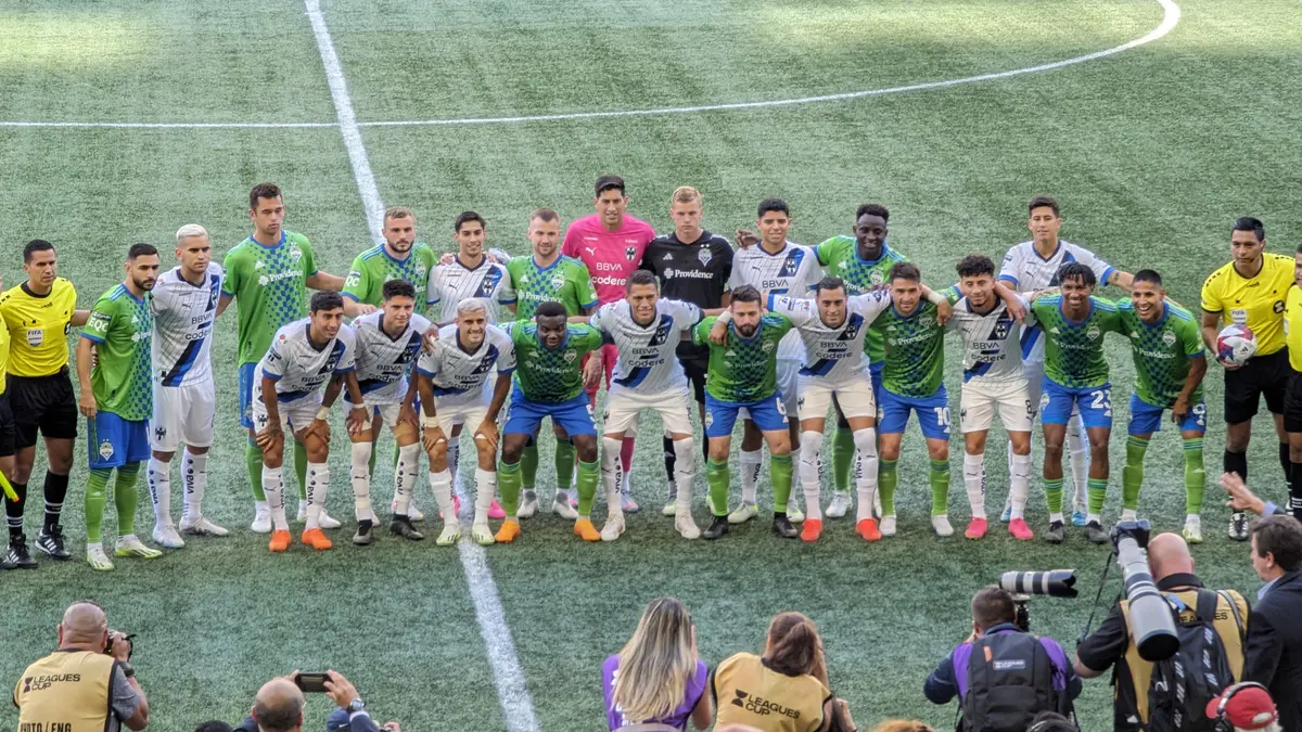 Titulares de Monterrey y Seattle Sounders posan juntos en la cancha antes de su partido de la Leagues Cup 2023 en Seattle