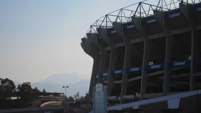 Exterior del Estadio Azteca, hoy Estadio Banorte, con sus columnas de concreto y montañas al fondo en la Ciudad de México