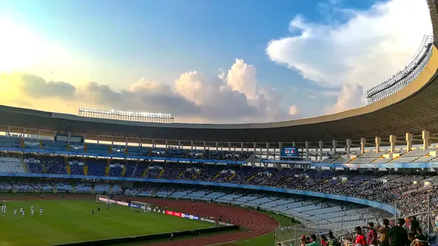 Gradas del Salt Lake Stadium de Calcuta con aficionados y la cancha al fondo durante un partido del Mundial Sub-17 de 2017