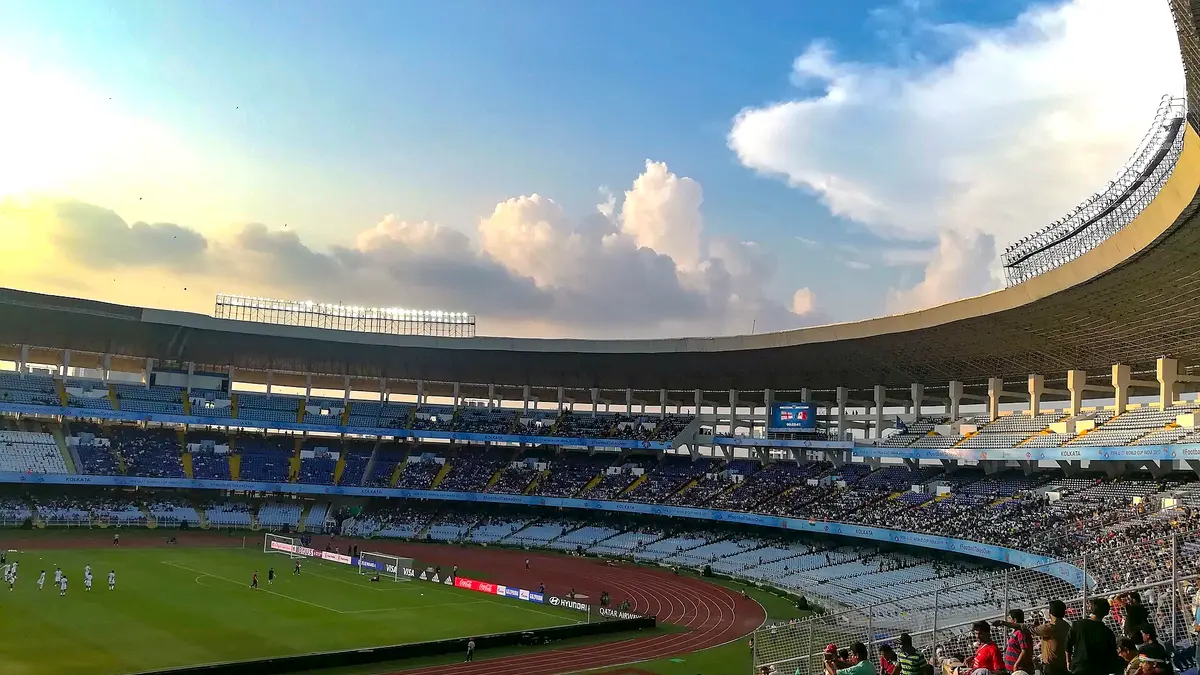 Gradas del Salt Lake Stadium de Calcuta con aficionados y la cancha al fondo durante un partido del Mundial Sub-17 de 2017
