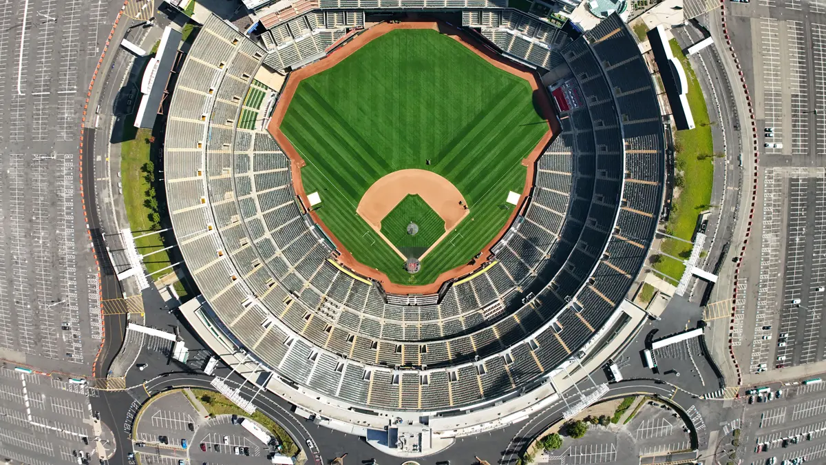 Vista aérea del Oakland-Alameda County Coliseum, sede del amistoso entre América y Chivas, rodeado de estacionamientos