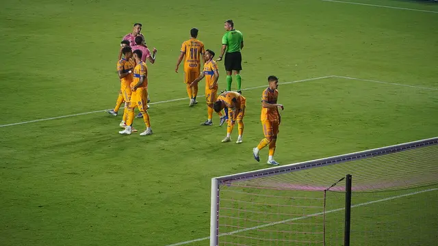 Jugadores de Tigres con uniforme amarillo junto al árbitro durante el partido ante Inter Miami de la Leagues Cup 2025