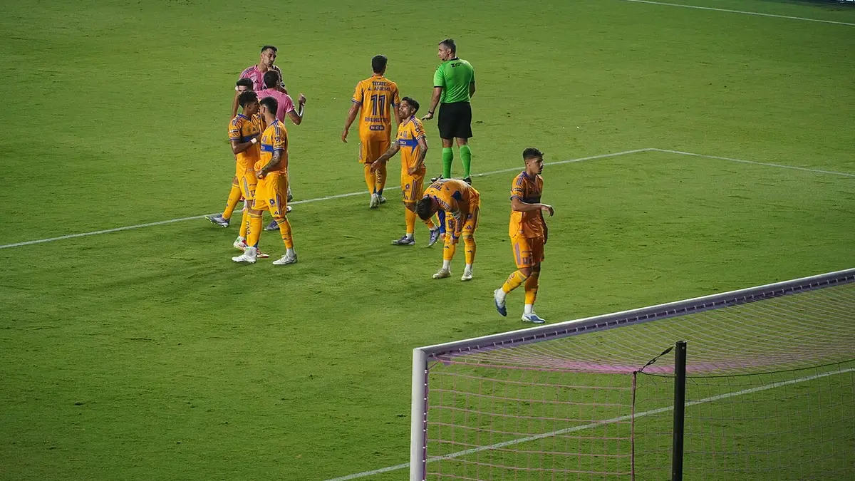 Jugadores de Tigres con uniforme amarillo junto al árbitro durante el partido ante Inter Miami de la Leagues Cup 2025