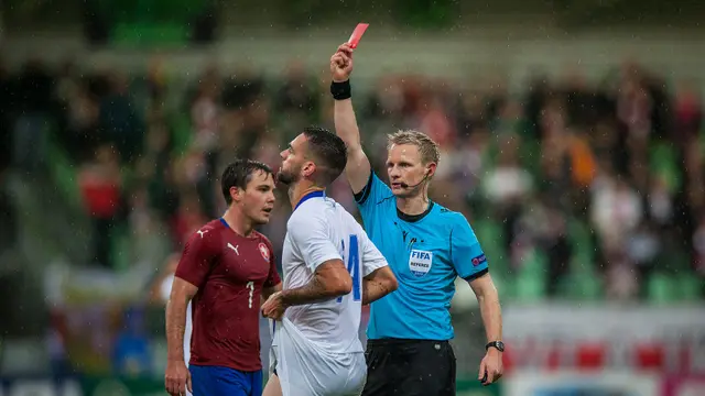 Un árbitro muestra la tarjeta roja a un jugador en un partido Sub-21 entre Chequia y Grecia en 2019