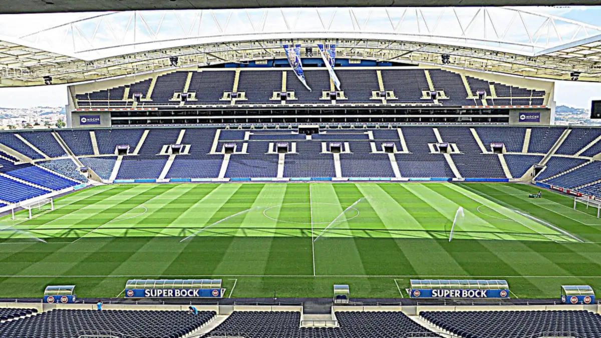 Interior del Estádio do Dragão, casa del Porto, con la cancha regándose y las gradas azules vacías