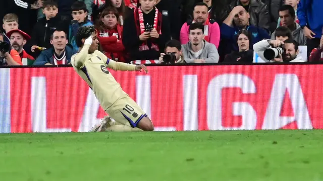 Lamine Yamal, con el uniforme visitante del Barcelona y el número 10, festeja de rodillas frente a la tribuna en un partido ante el Athletic Club