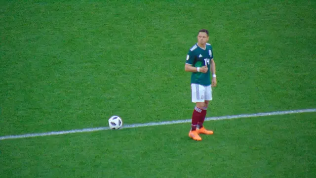 Javier Chicharito Hernández con el jersey verde número 14 de México junto al balón en la cancha durante el Mundial de Rusia 2018
