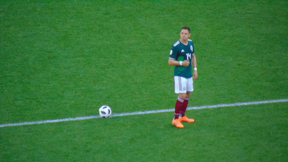 Javier Chicharito Hernández con el jersey verde número 14 de México junto al balón en la cancha durante el Mundial de Rusia 2018