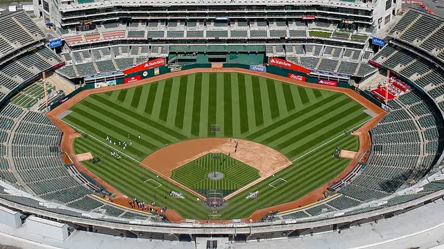 Vista aérea del Oakland Coliseum con las gradas vacías y la cancha de pasto recién marcada