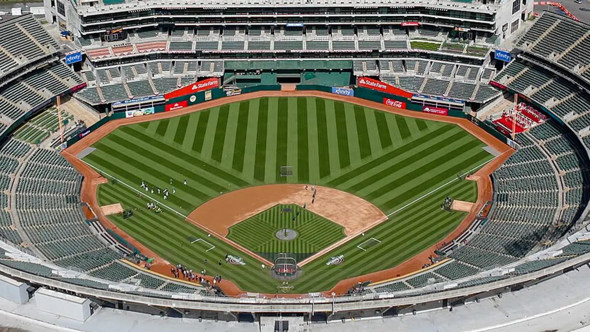 Vista aérea del Oakland Coliseum con las gradas vacías y la cancha de pasto recién marcada