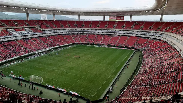 Vista panorámica del interior del Estadio Akron de Guadalajara, con sus gradas rojas y la cancha antes de un partido