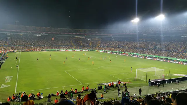 Vista nocturna del Estadio Universitario lleno de aficionados durante un partido entre Tigres Femenil y Rayadas de Monterrey