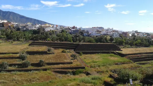 Vista de Güímar, en Tenerife, con las terrazas de piedra de las Pirámides de Güímar en primer plano y el pueblo al fondo