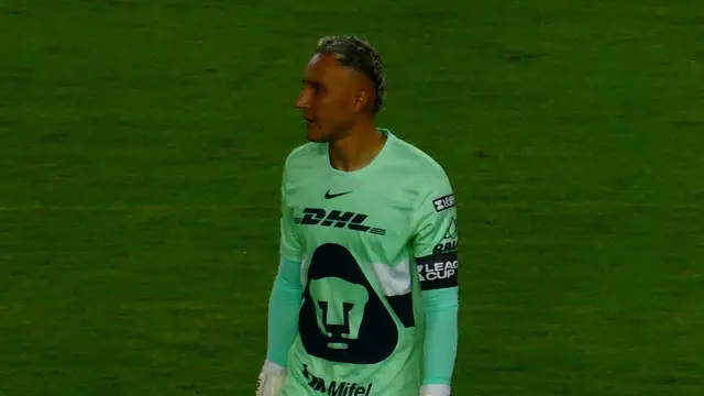 Keylor Navas con el uniforme verde de portero de Pumas UNAM durante un partido en 2025