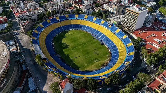 Vista aérea del Estadio Ciudad de los Deportes, en la Ciudad de México, con sus gradas azules y amarillas y la cancha iluminada por el sol