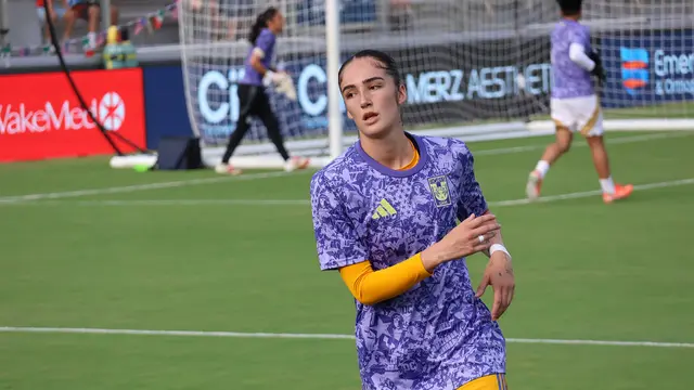 Diana Ordóñez, delantera de Tigres Femenil, con playera de calentamiento morada y short amarillo con el número 12 durante un amistoso ante North Carolina Courage en 2025