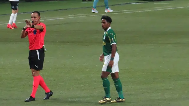 Endrick con la camiseta verde del Palmeiras junto al árbitro Ángel Arteaga durante un partido de Copa Libertadores en 2024