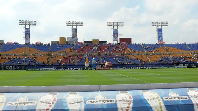 Tribunas azules y naranjas y cancha del Estadio Alfonso Lastras, casa del Atlético de San Luis, en San Luis Potosí