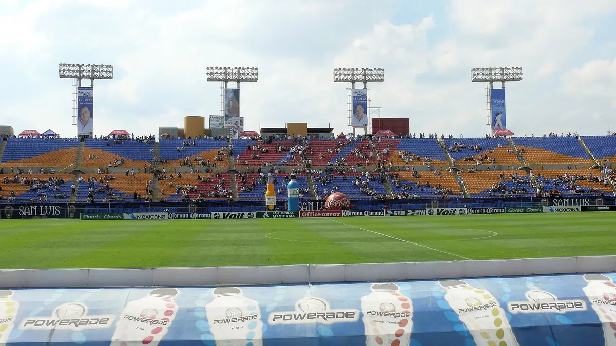 Tribunas azules y naranjas y cancha del Estadio Alfonso Lastras, casa del Atlético de San Luis, en San Luis Potosí