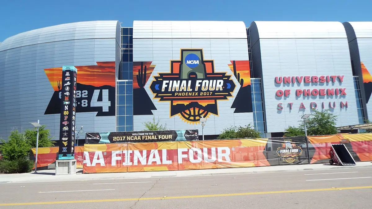 Fachada del estadio de Glendale, Arizona, con la decoración de un evento de basquetbol universitario de 2017