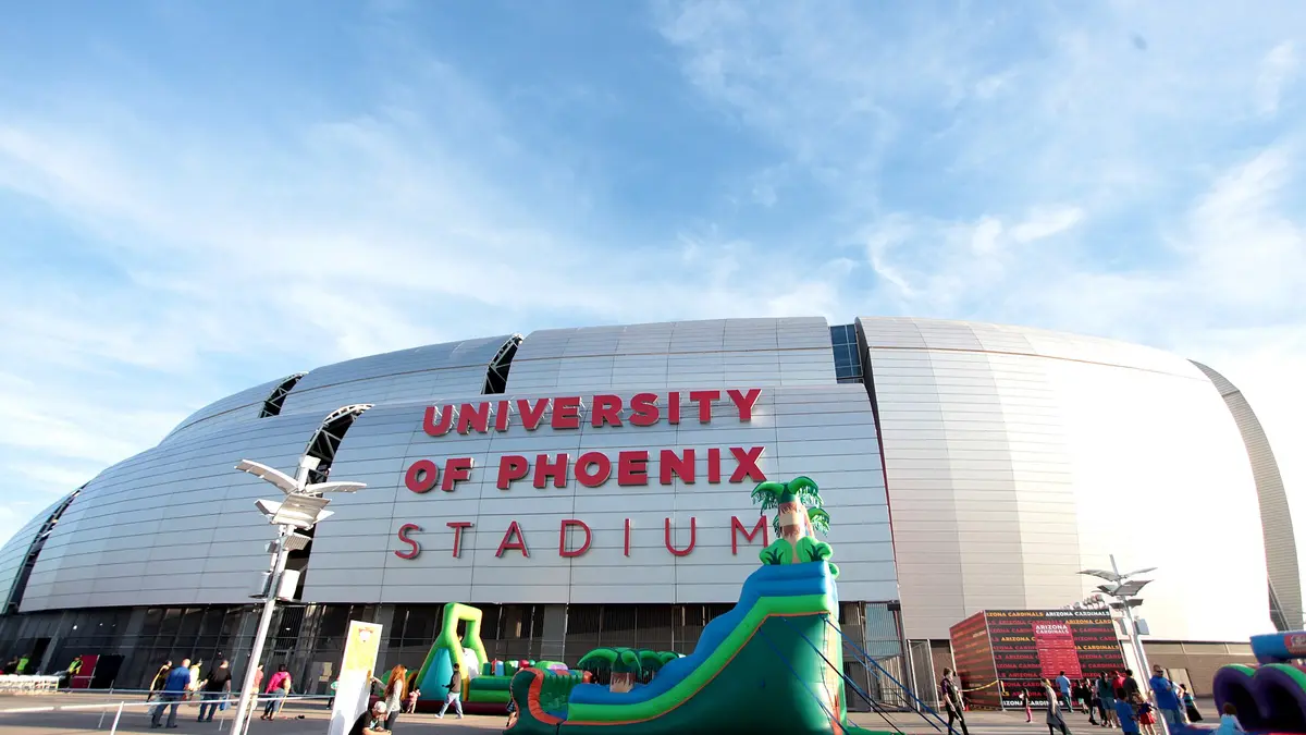 Fachada del estadio de Glendale, Arizona, hoy State Farm Stadium, cuando se llamaba University of Phoenix Stadium, con aficionados en la explanada