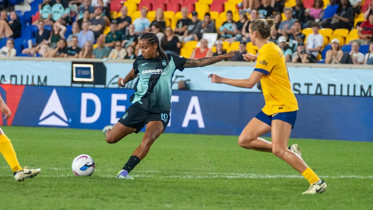 Geyse, con el uniforme del Gotham FC y el número 10, remata el balón durante un partido de 2025 ante Utah Royals