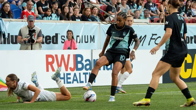 Geyse, con el uniforme del Gotham FC y el número 10, conduce el balón ante jugadoras de Bay FC en un partido de junio de 2025