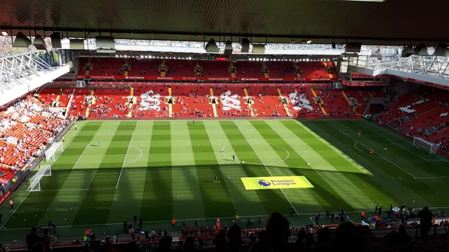 Vista de la cancha y las gradas del estadio Anfield del Liverpool antes de un partido de la Premier League
