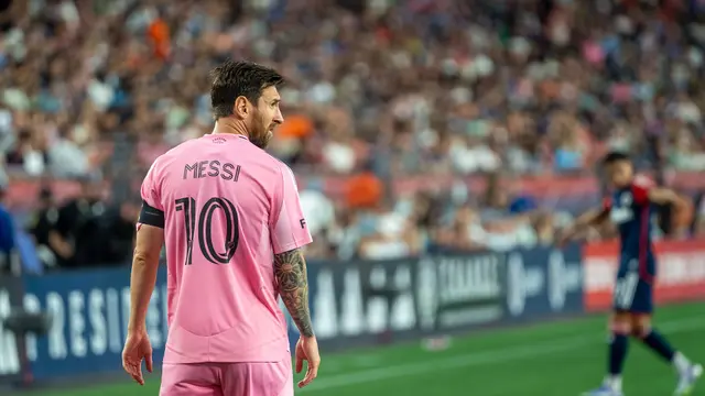 Lionel Messi de espaldas con la camiseta rosa número 10 del Inter Miami durante un partido ante el New England Revolution
