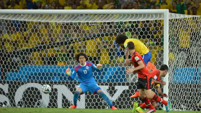 Guillermo Ochoa, portero de la Selección Mexicana, atento en la portería durante el México vs Brasil del Mundial 2014