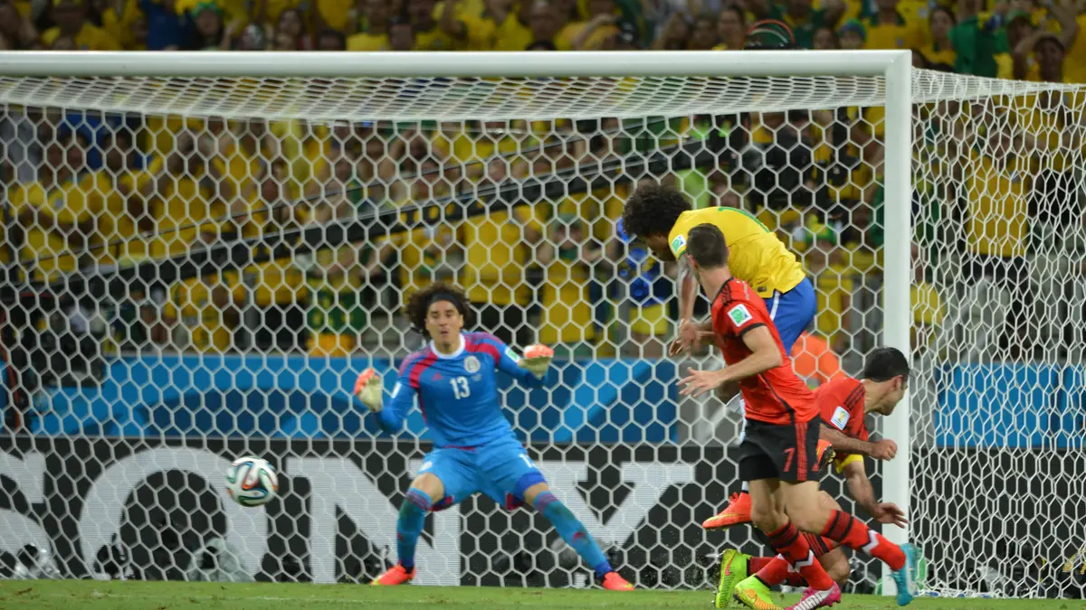 Guillermo Ochoa, portero de la Selección Mexicana, atento en la portería durante el México vs Brasil del Mundial 2014