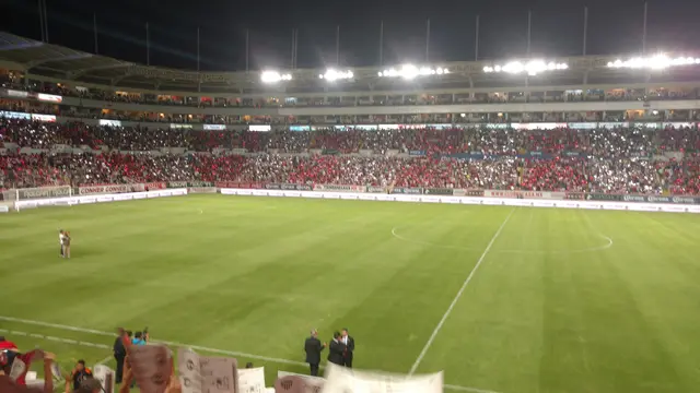 Interior del Estadio Victoria de Aguascalientes de noche, con la cancha iluminada y las gradas llenas de aficionados