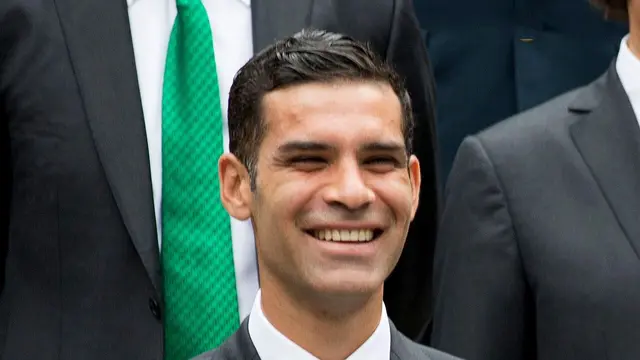 Rafael Márquez sonriente, de traje oscuro y corbata verde, durante un acto oficial de la Selección Mexicana en 2014