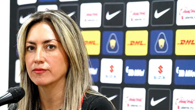 Ileana Dávila en una conferencia de prensa frente a un micrófono, en 2020, cuando dirigía a Pumas Femenil