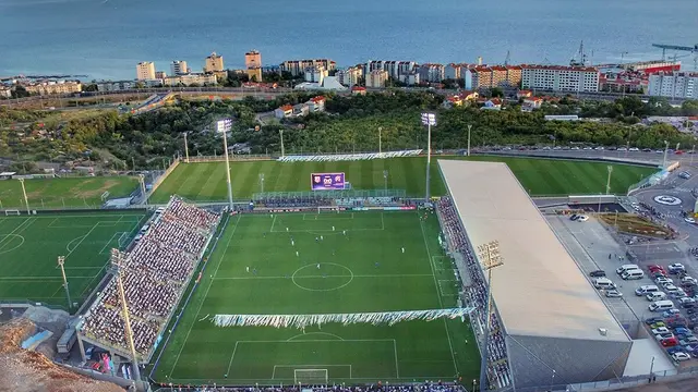 Vista aérea del estadio Rujevica de Rijeka, con la cancha, las gradas y el mar Adriático al fondo