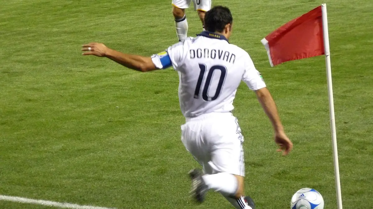 Landon Donovan, con el número 10 y el gafete de capitán del LA Galaxy, cobra un tiro de esquina junto al banderín