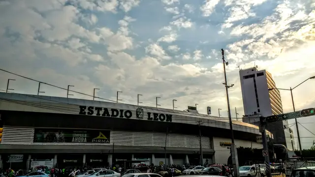 Fachada del Estadio León en la ciudad de León, Guanajuato, al atardecer