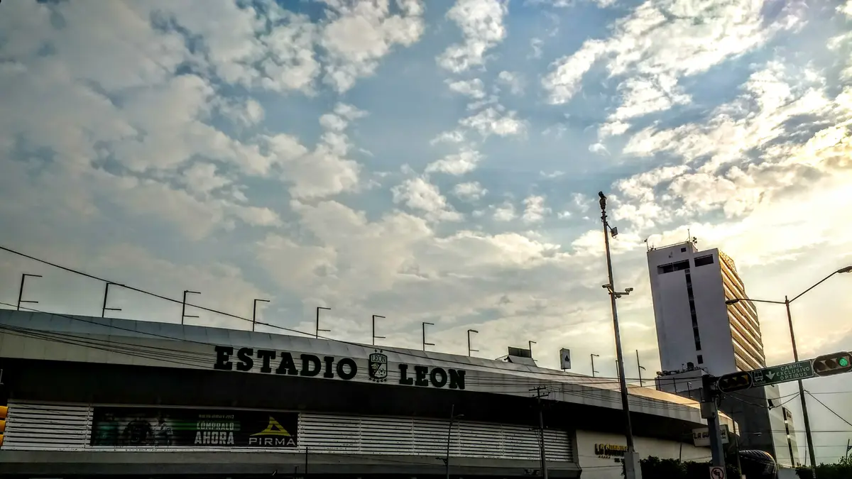 Fachada del Estadio León en la ciudad de León, Guanajuato, al atardecer